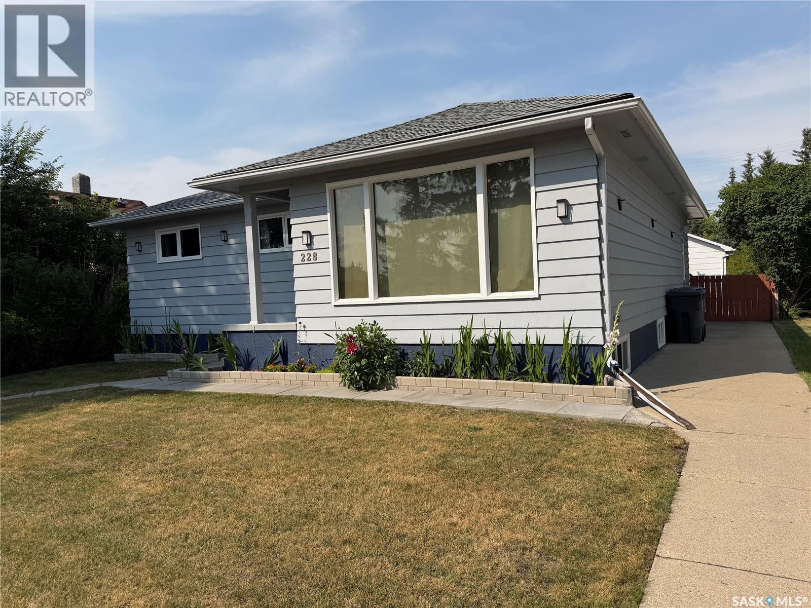 228 8th AVENUE E Property Photo 1