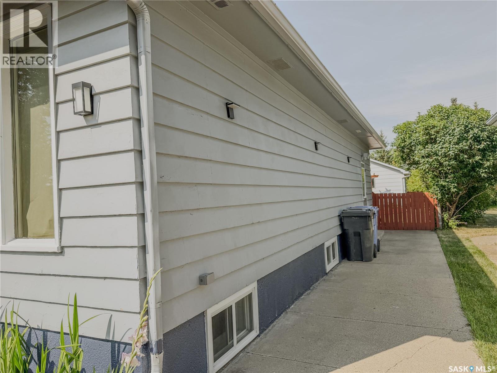 228 8th Avenue E Property Photo 3