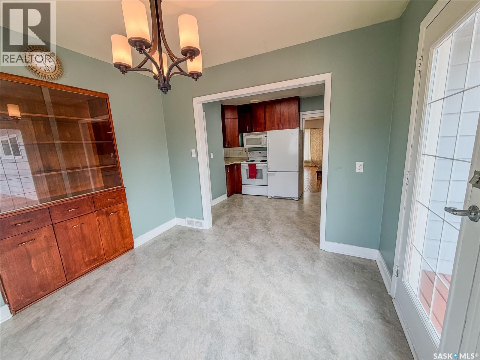 228 8th Avenue E Property Photo 6