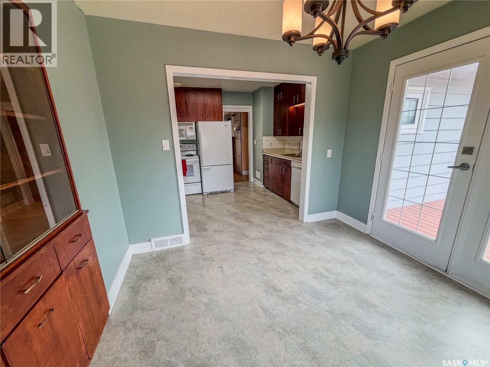 228 8th Avenue E Property Photo 10
