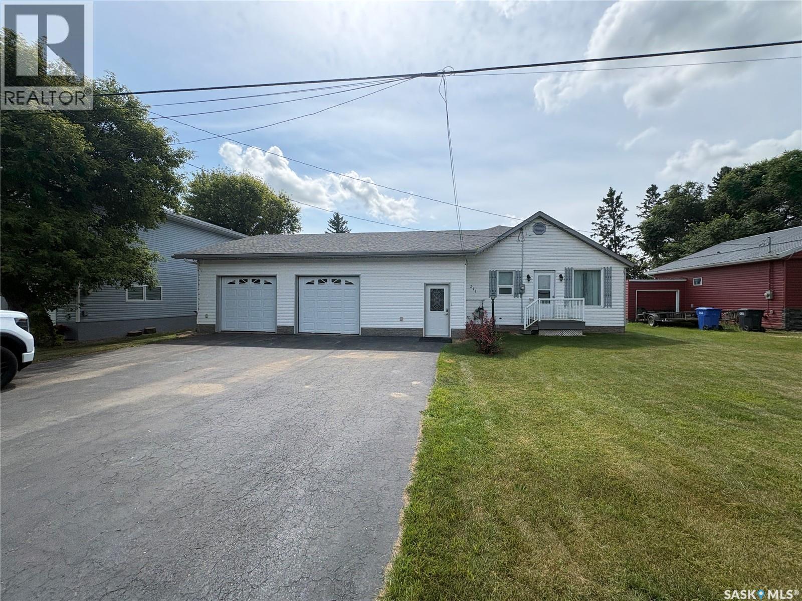 511 Road Avenue E Property Photo 1