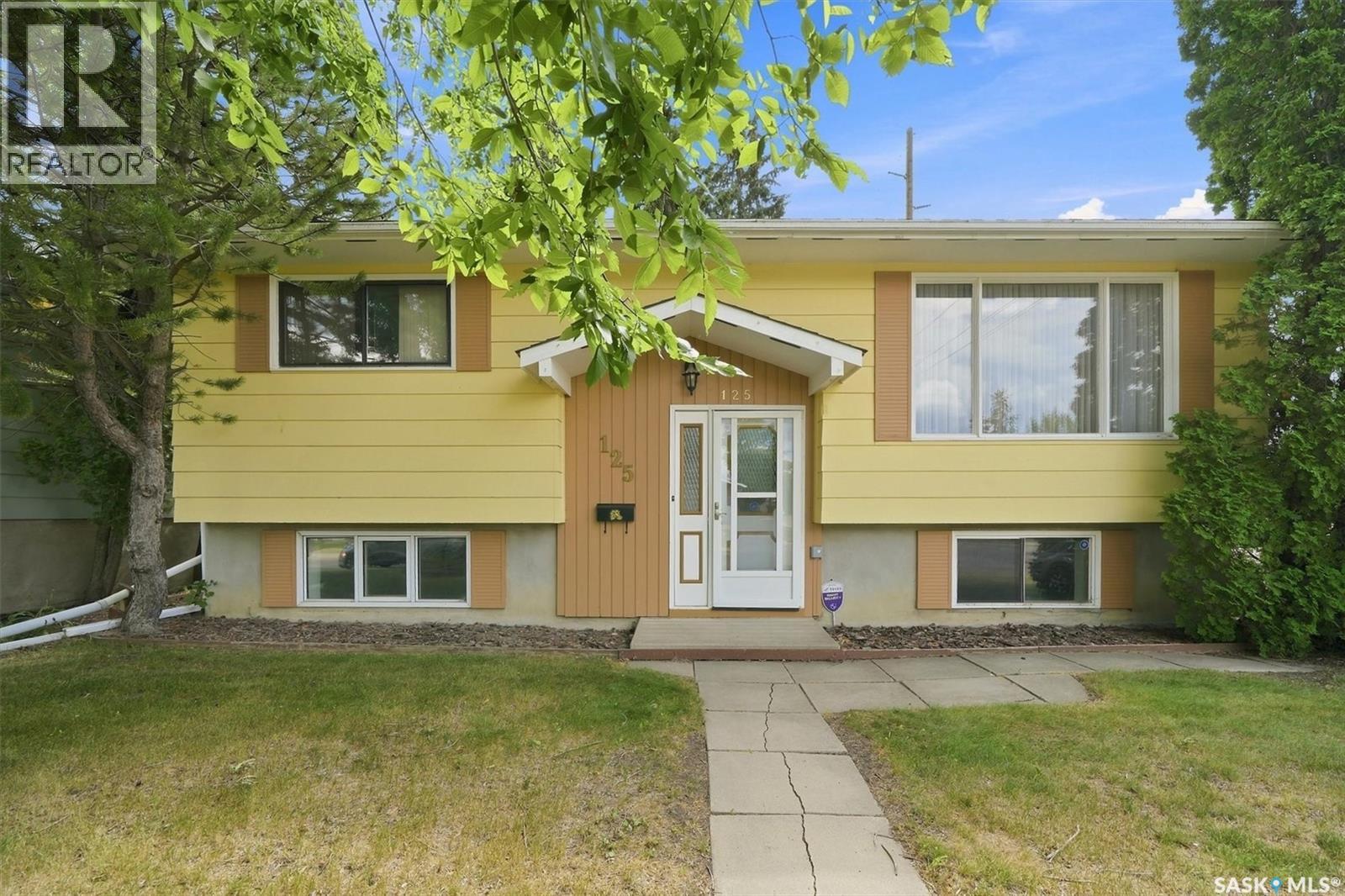 125 Arnason Crescent Property Photo 1