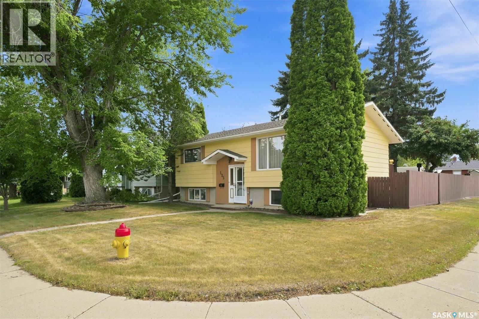 125 Arnason Crescent Property Photo 2