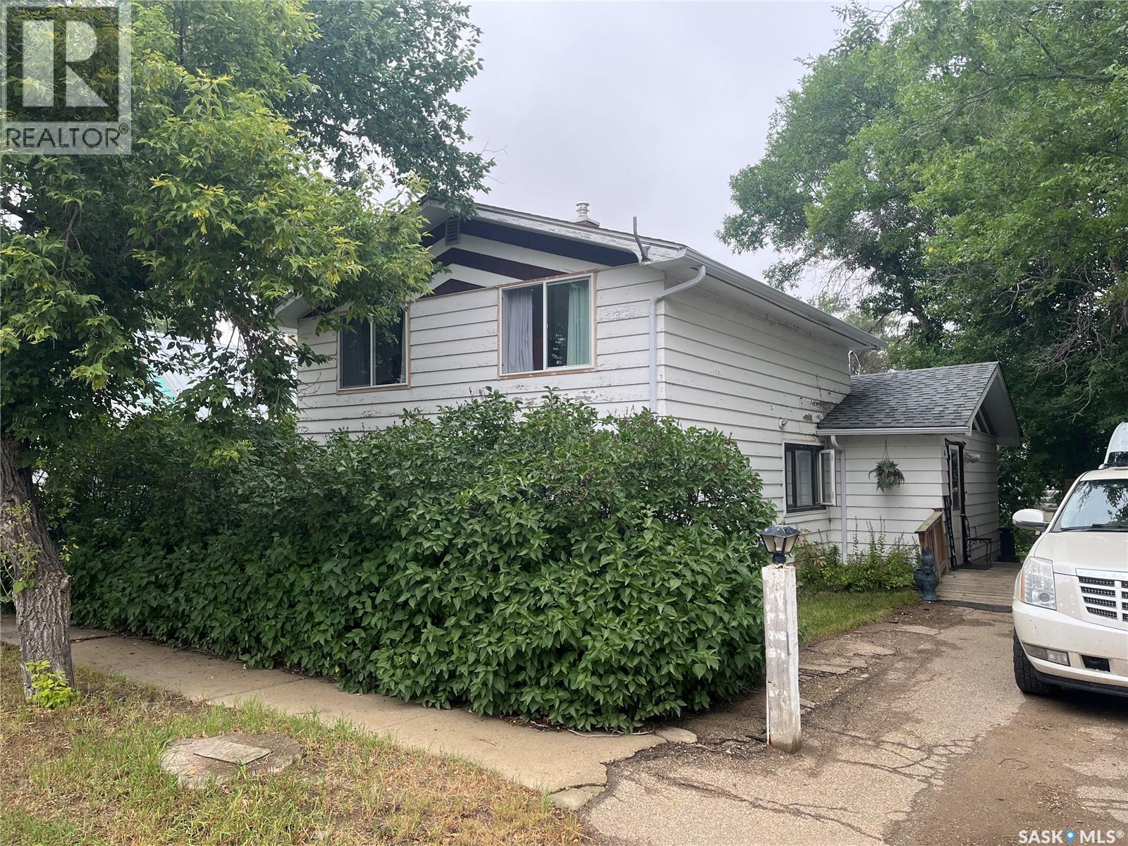 164 4th Street W Property Photo 1