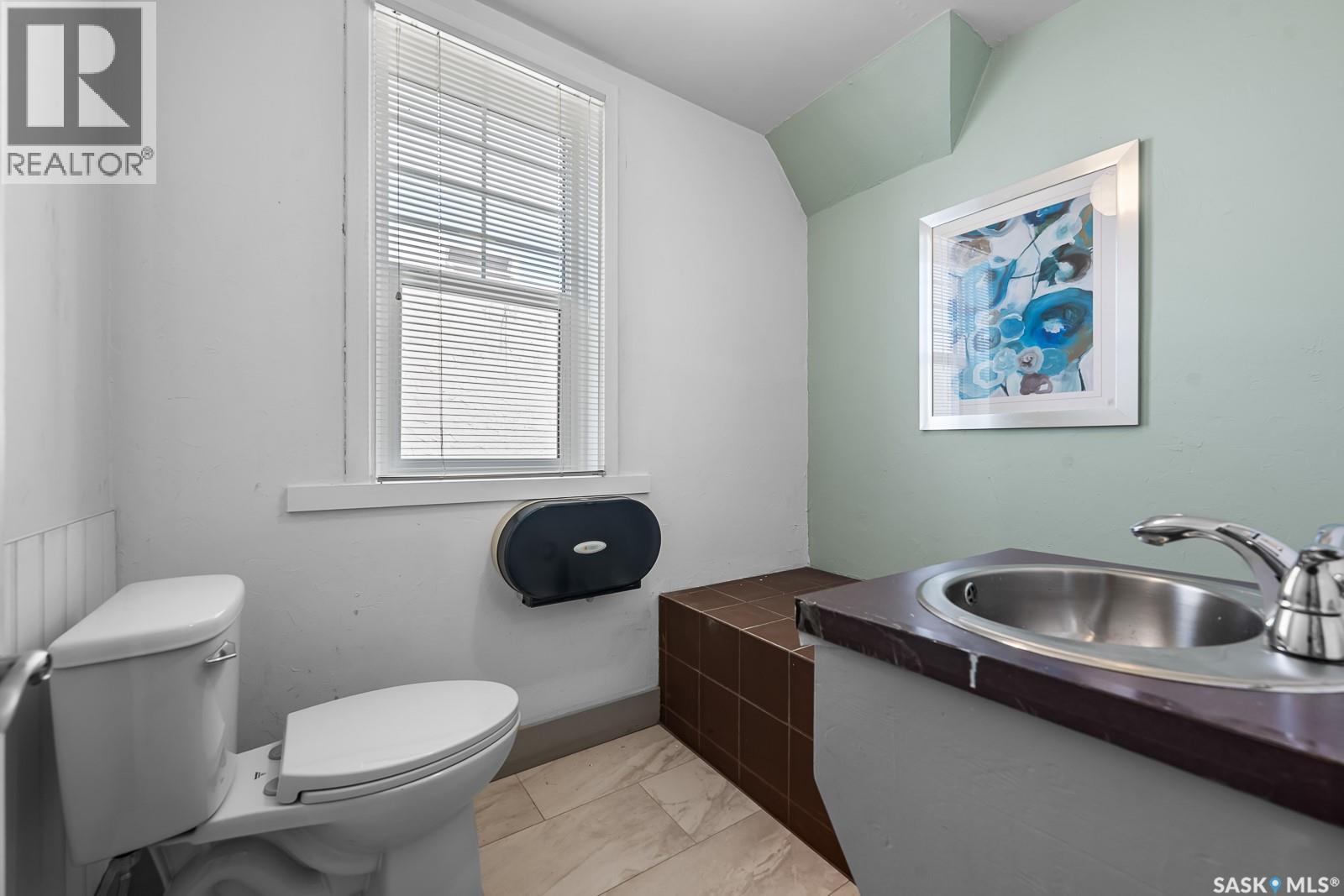 2115 Retallack Street Property Photo 12
