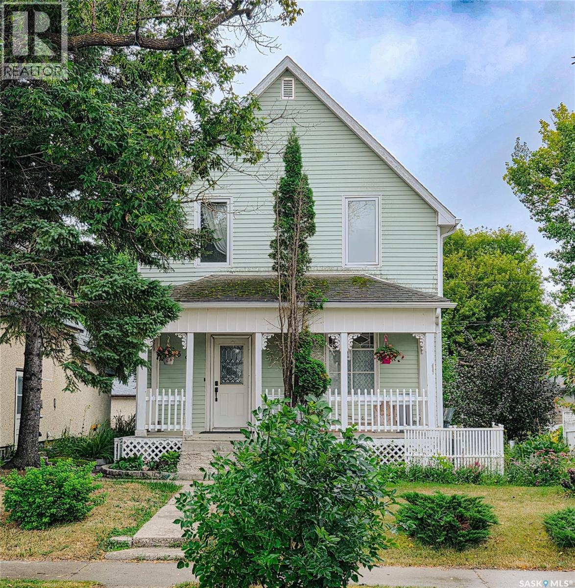 269 6th Avenue E Property Photo 1