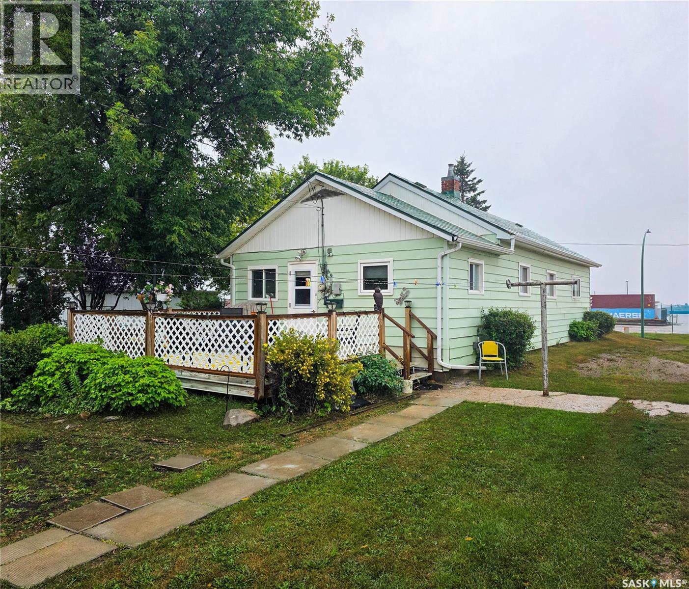 424 1st AVENUE E Property Photo 1