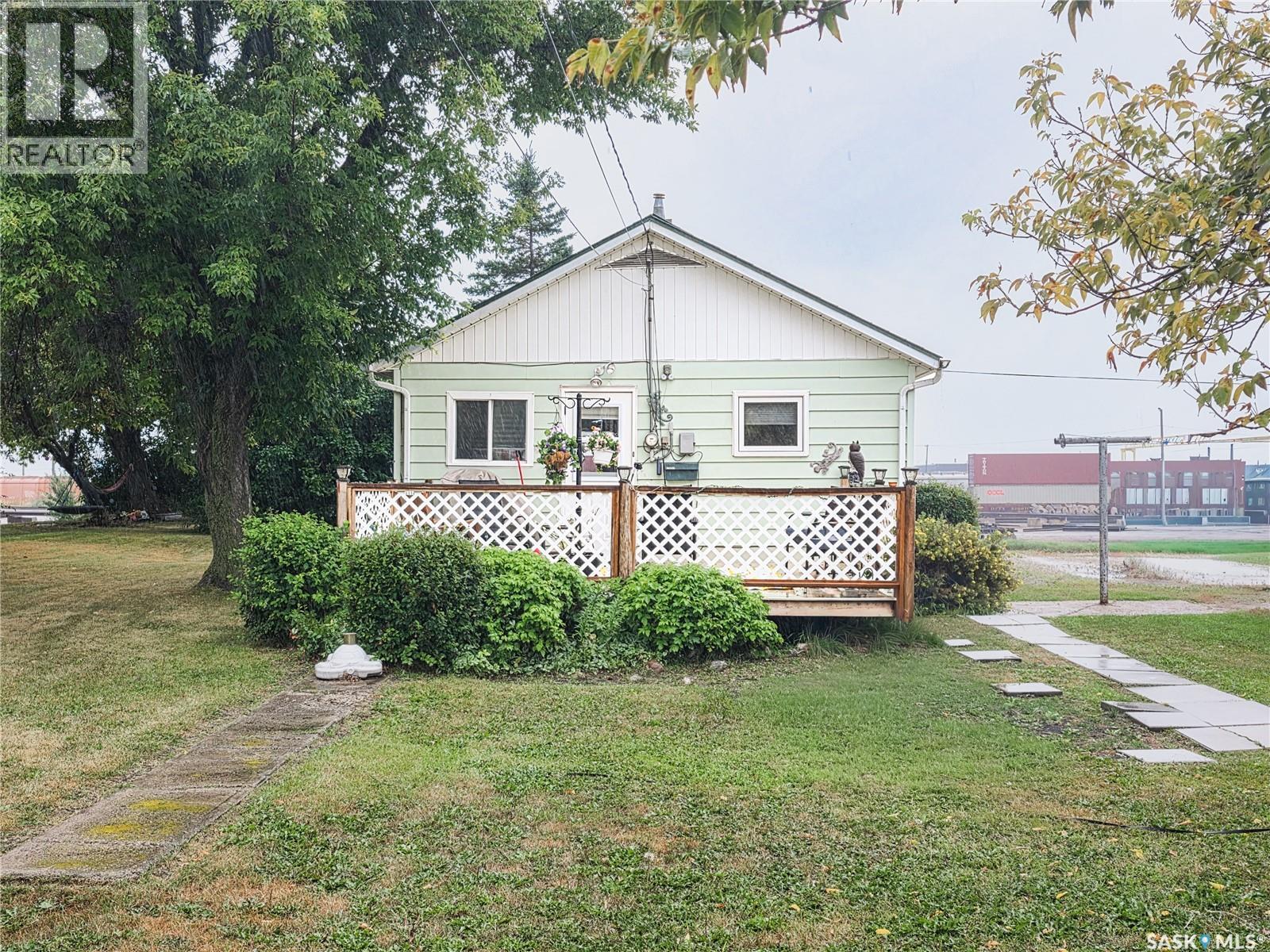 424 1st Avenue E Property Photo 3