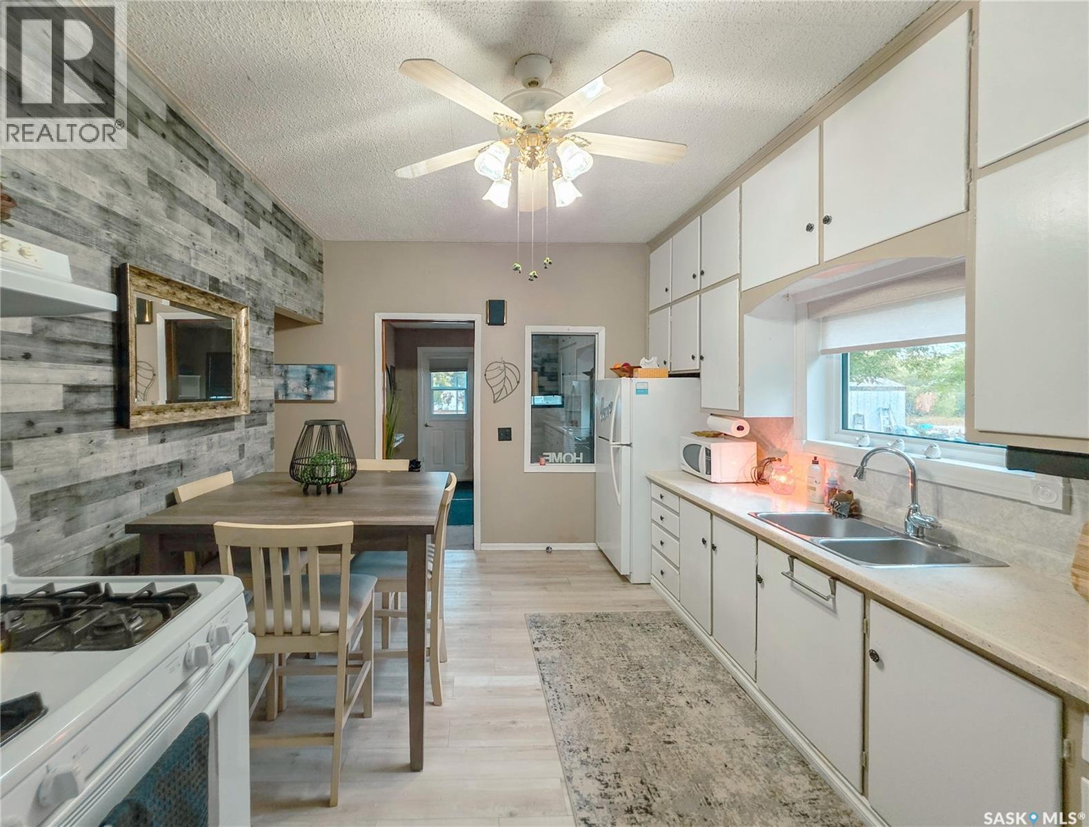 424 1st Avenue E Property Photo 16