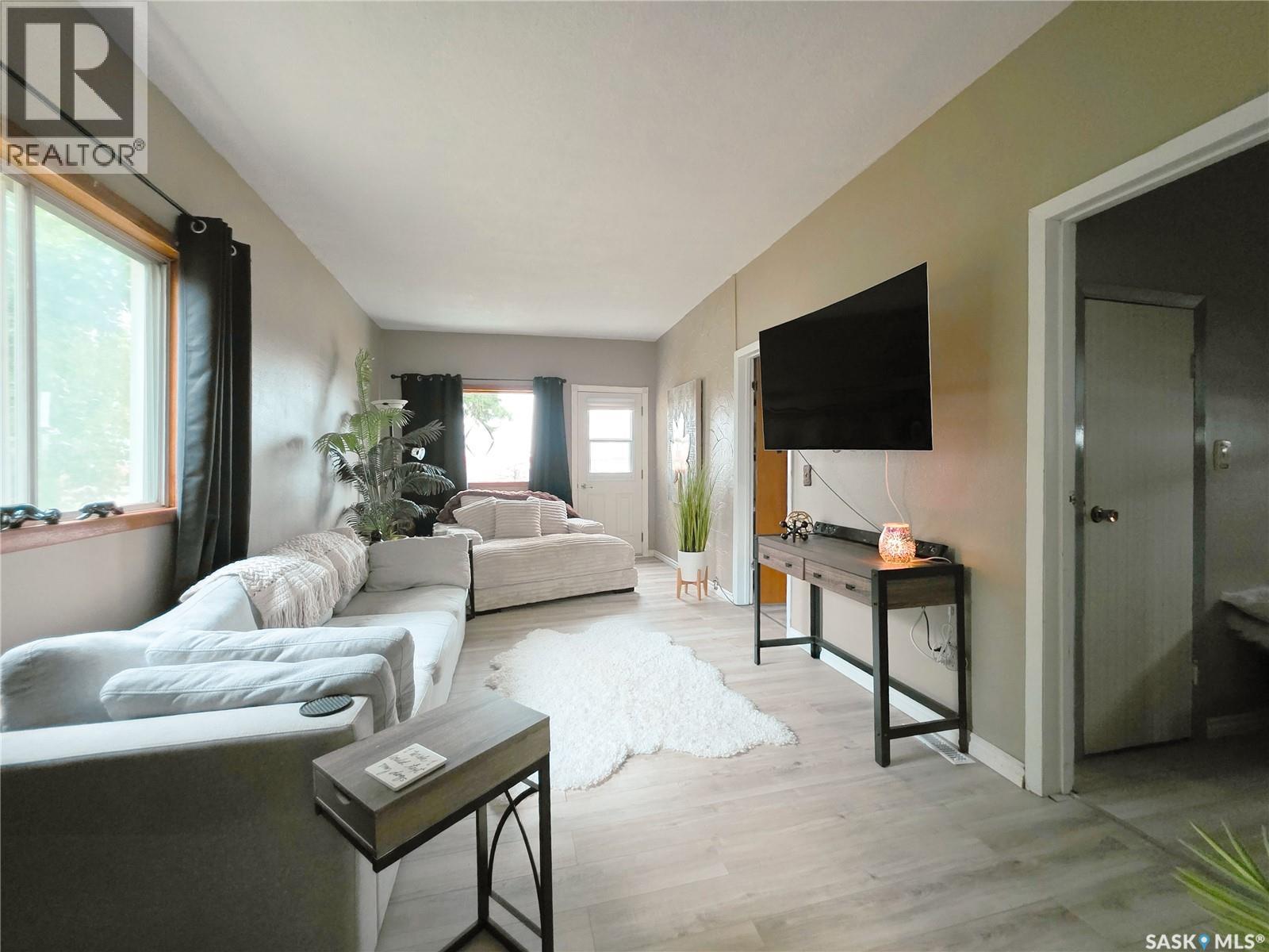 424 1st Avenue E Property Photo 18