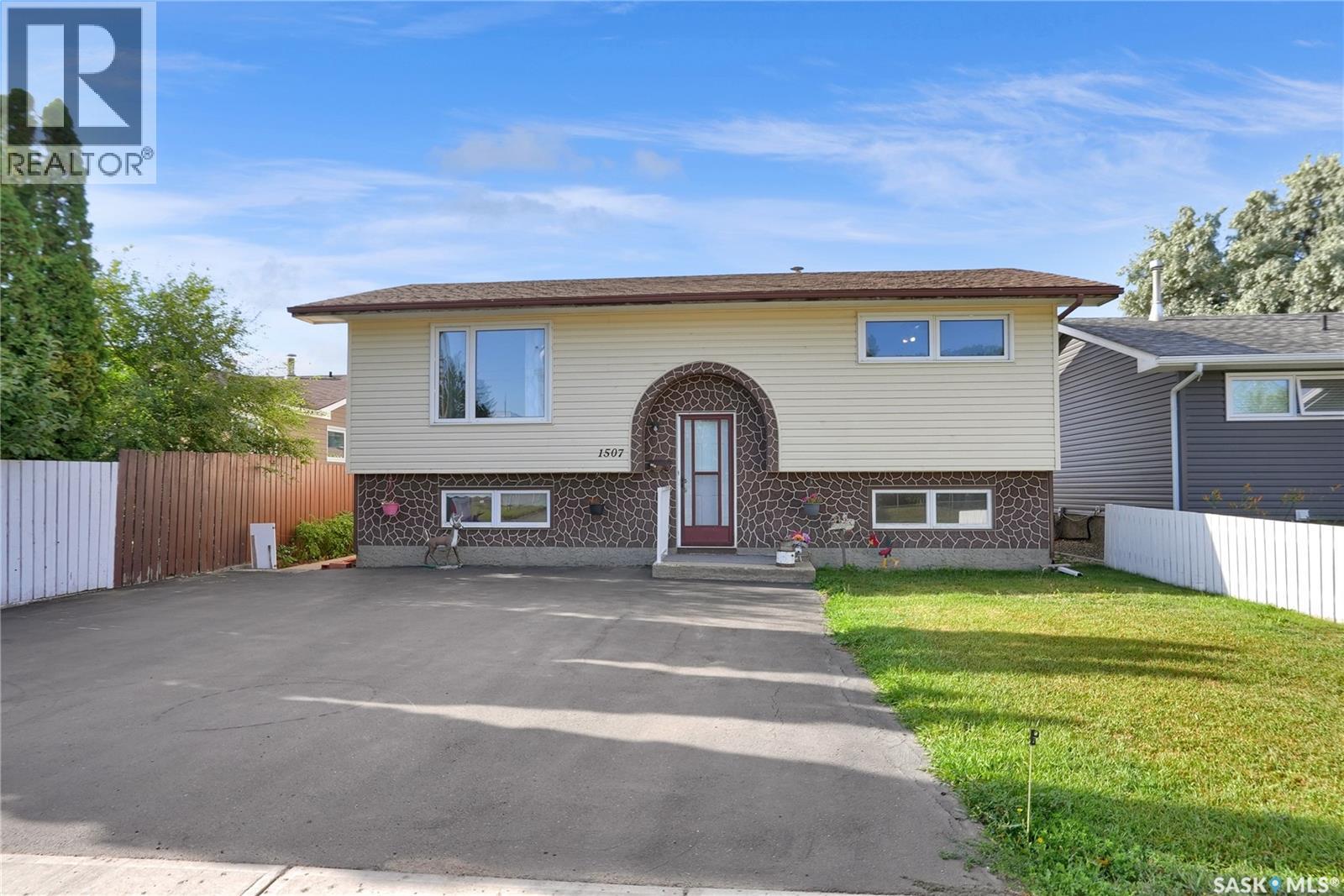 1507 Caribou STREET W Property Photo 1