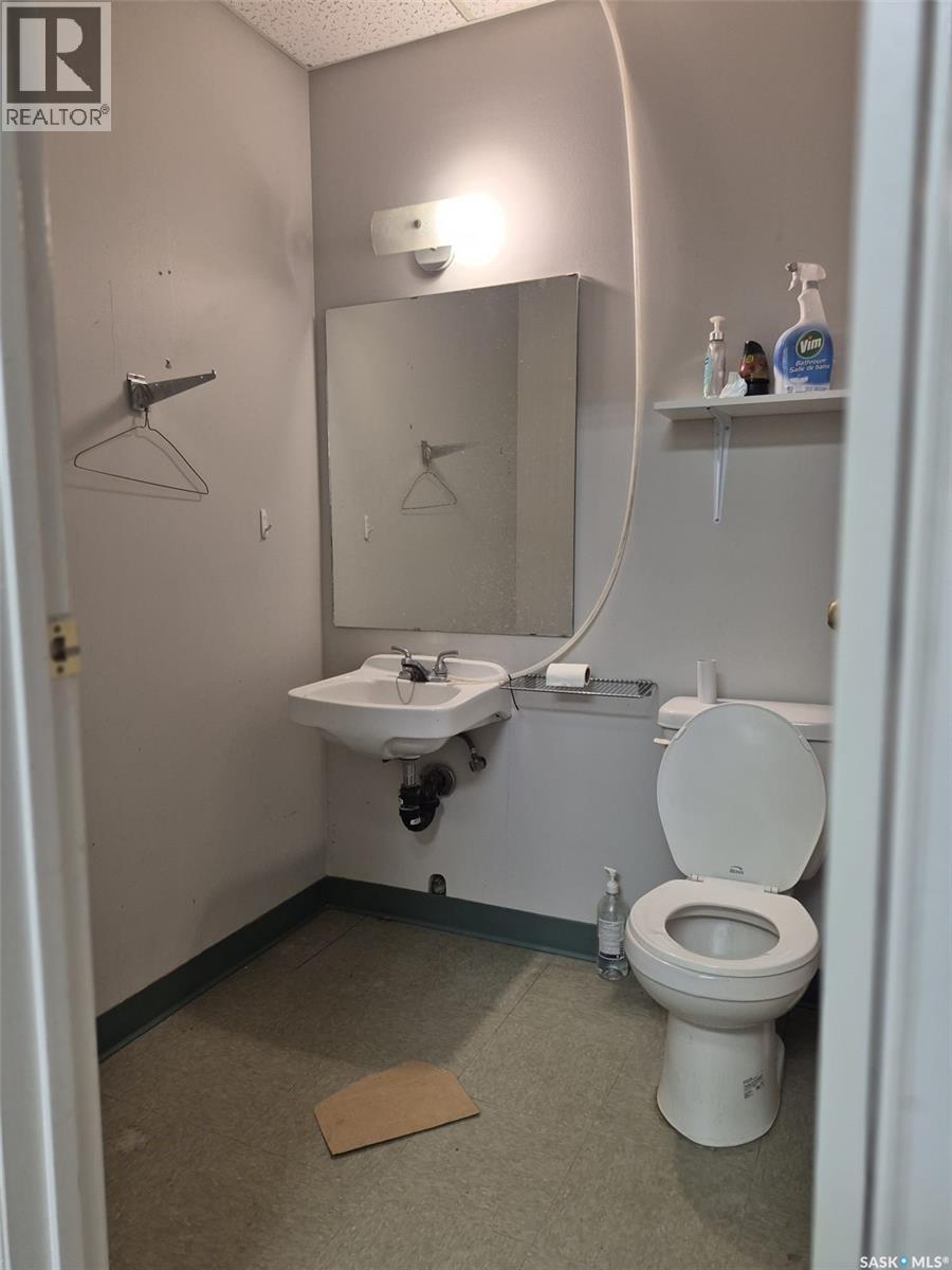 3 385 Broadway Street E Property Photo 7