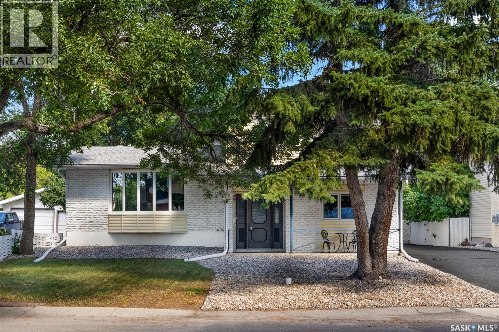 305 Hanley Crescent Property Photo 1