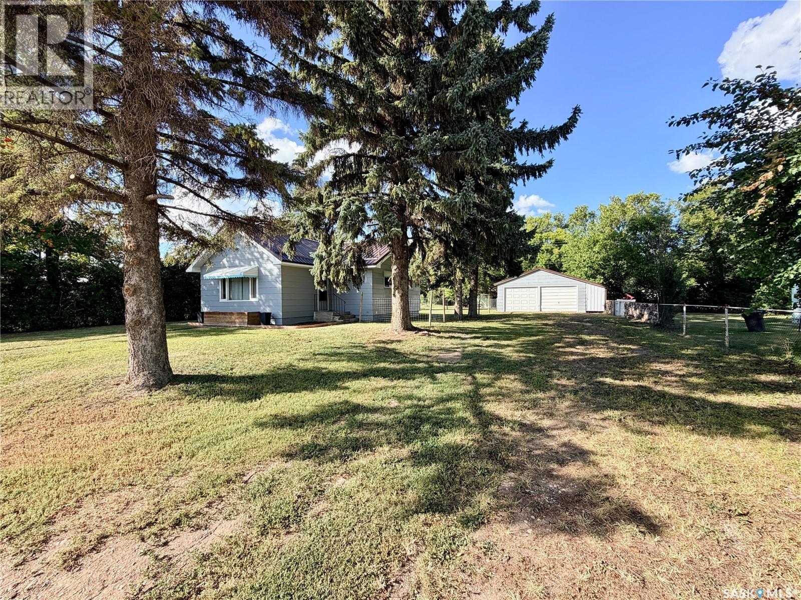 104 Railway Avenue E Property Photo 1