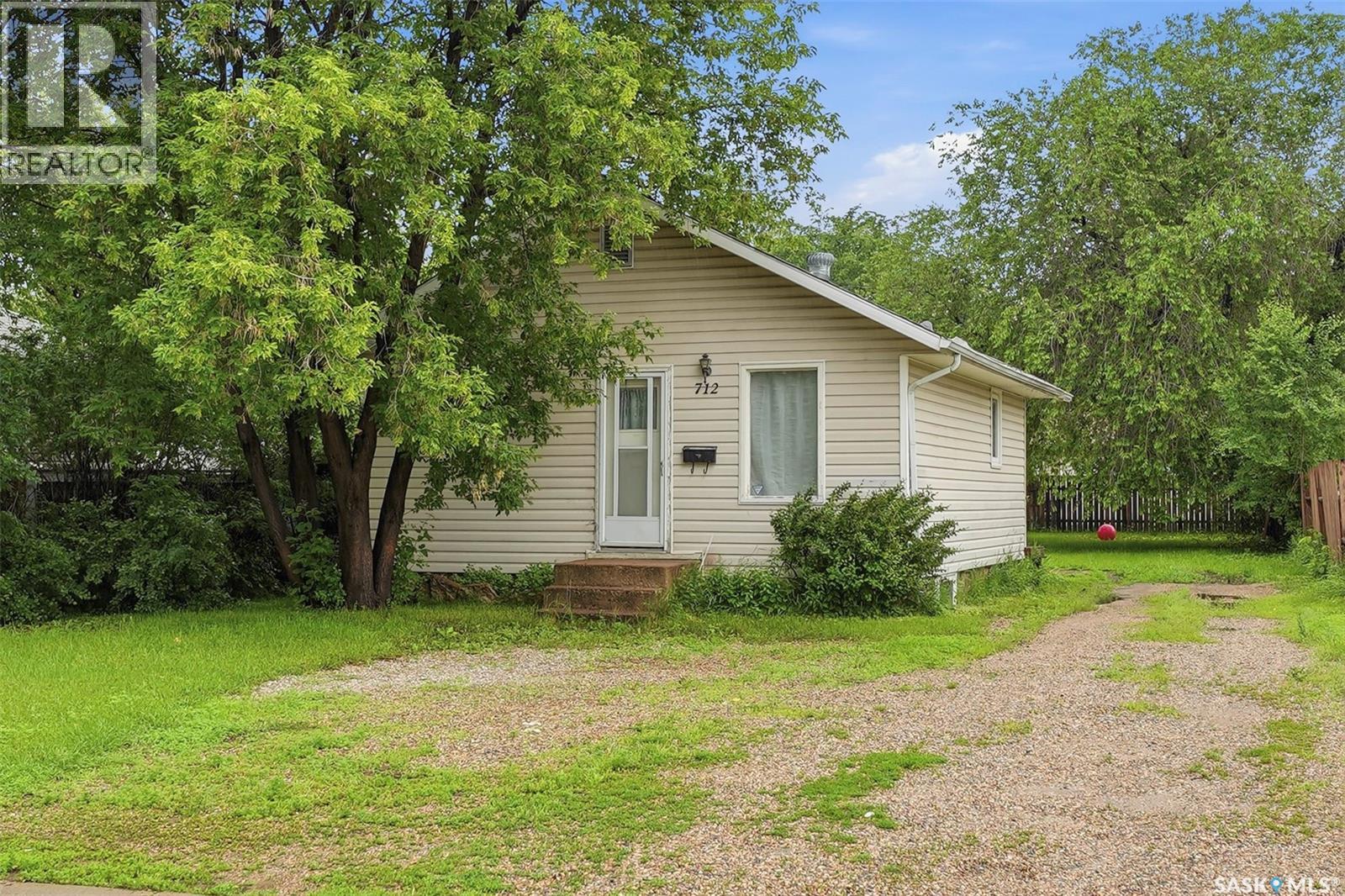 712 5th Street E Property Photo 1