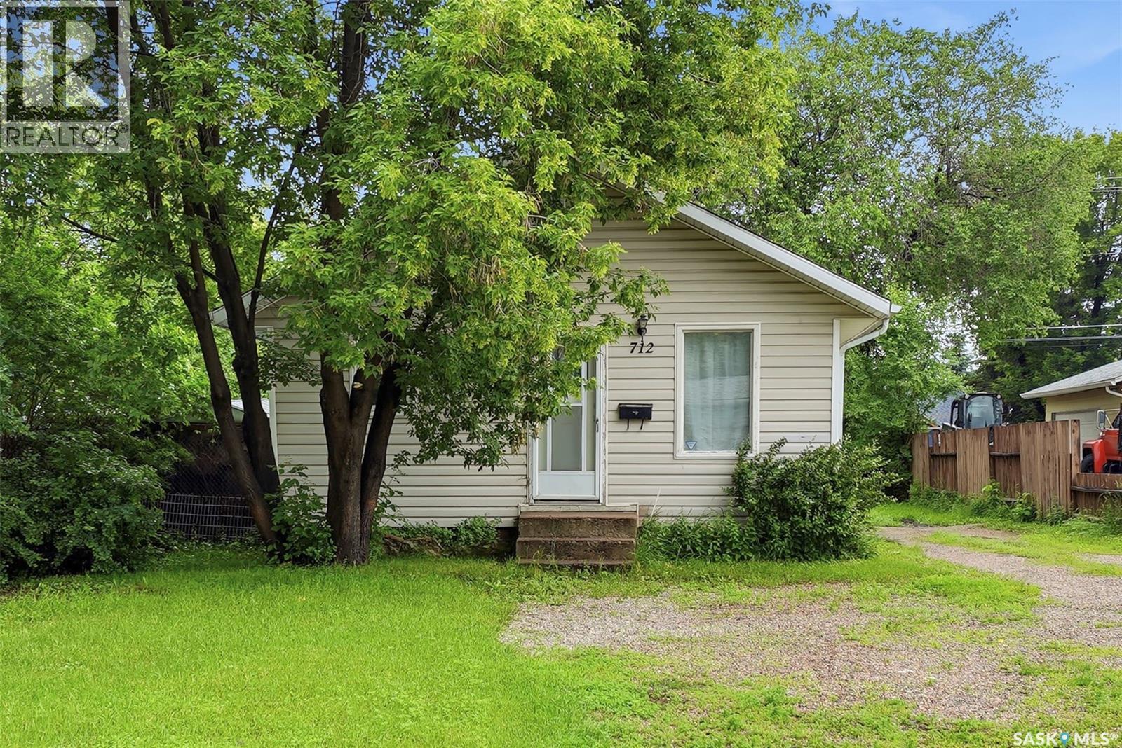 712 5th Street E Property Photo 2