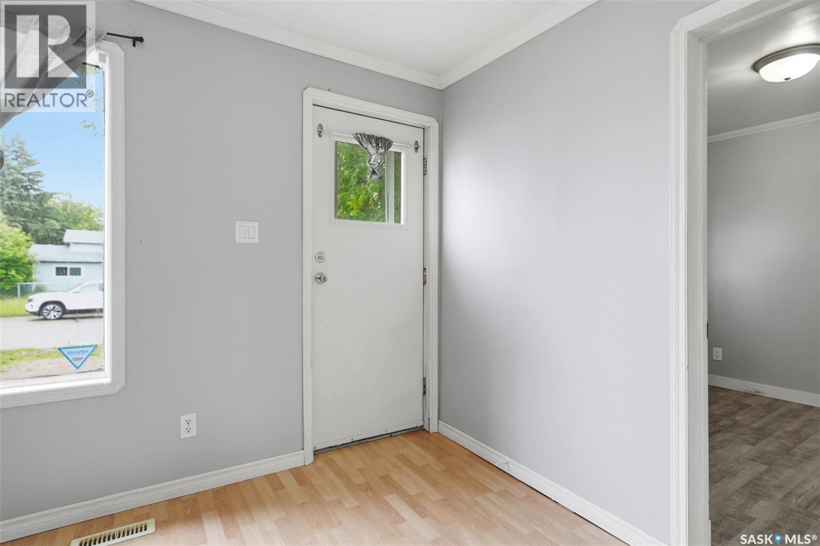 712 5th Street E Property Photo 3