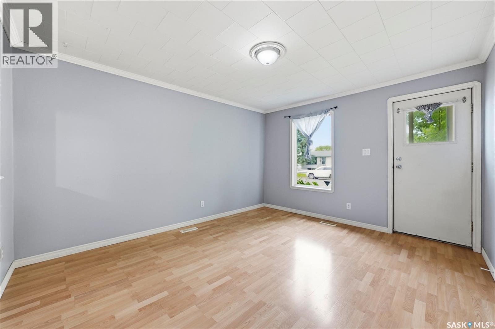 712 5th Street E Property Photo 4