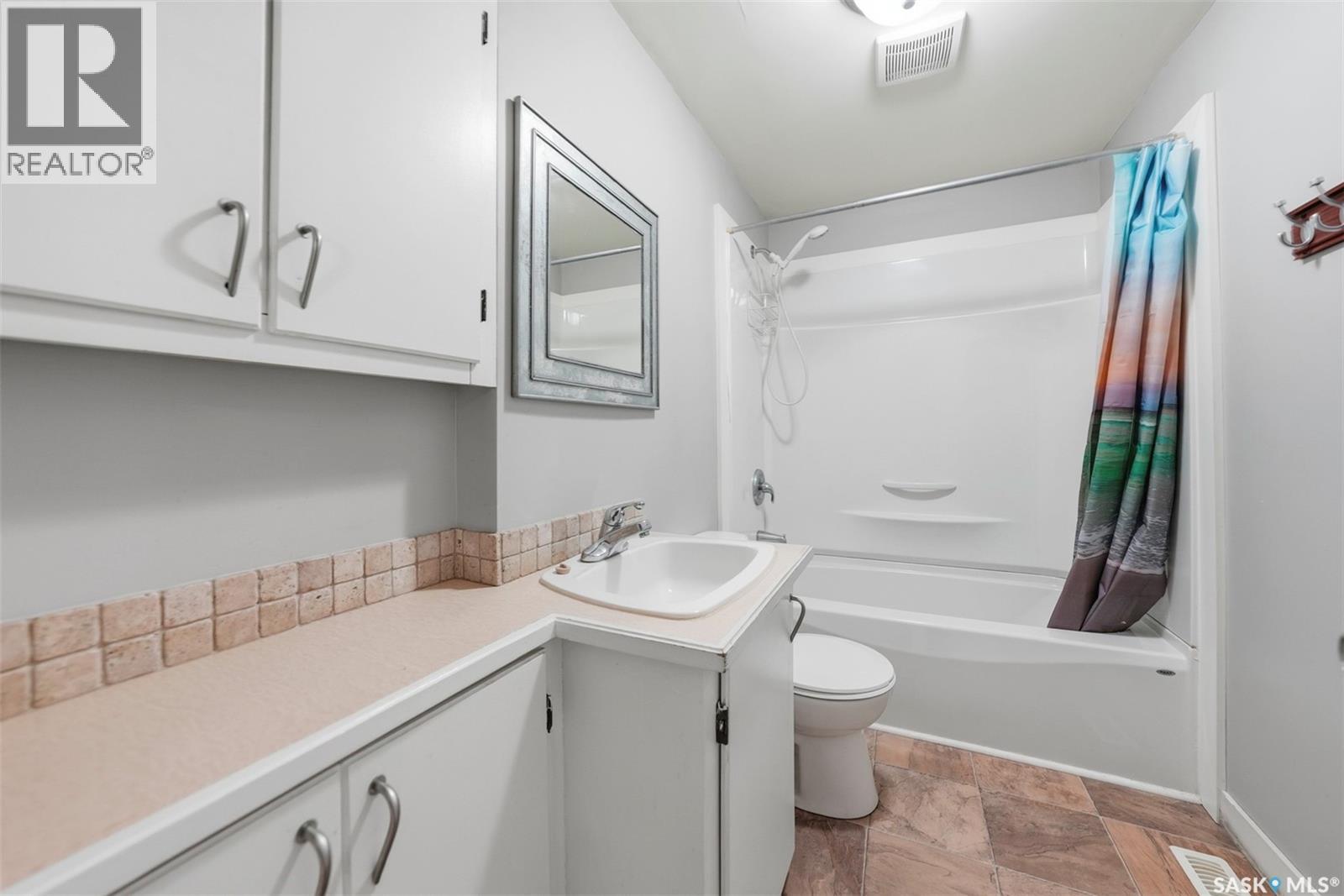 712 5th Street E Property Photo 8