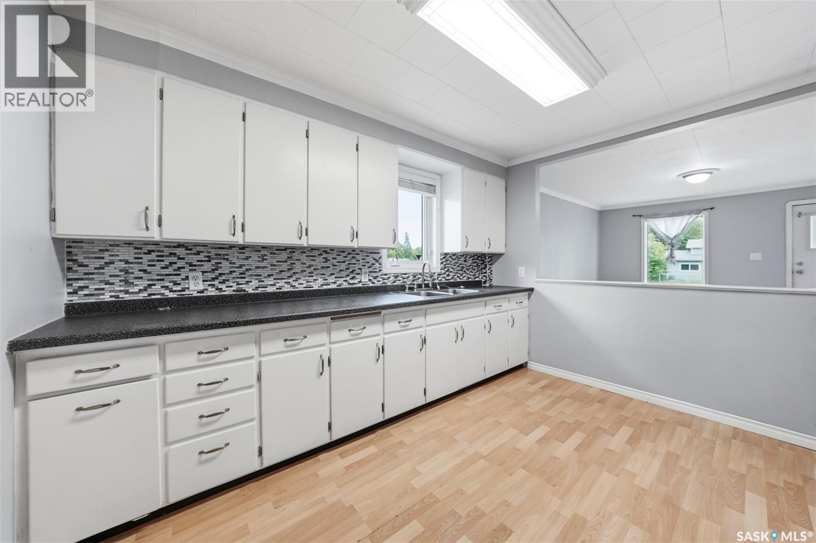 712 5th Street E Property Photo 10