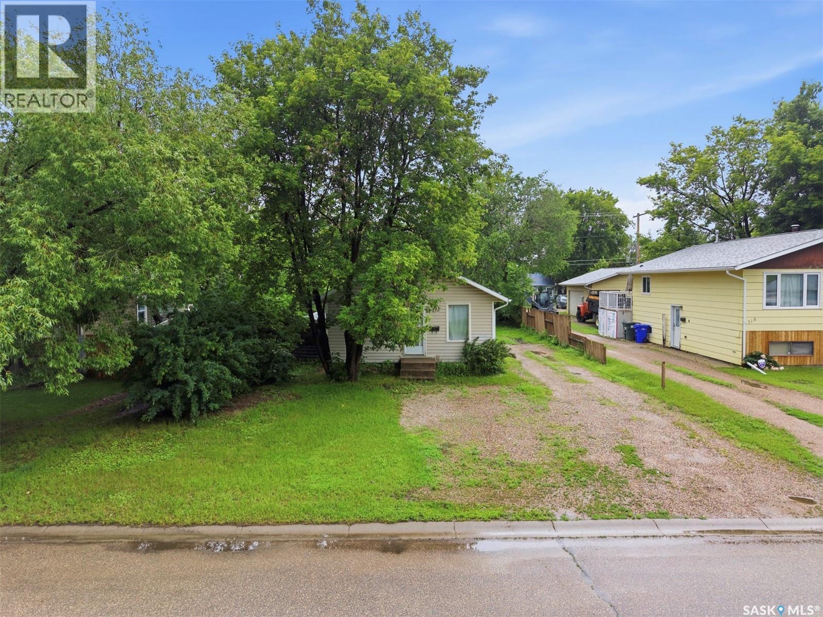 712 5th Street E Property Photo 32