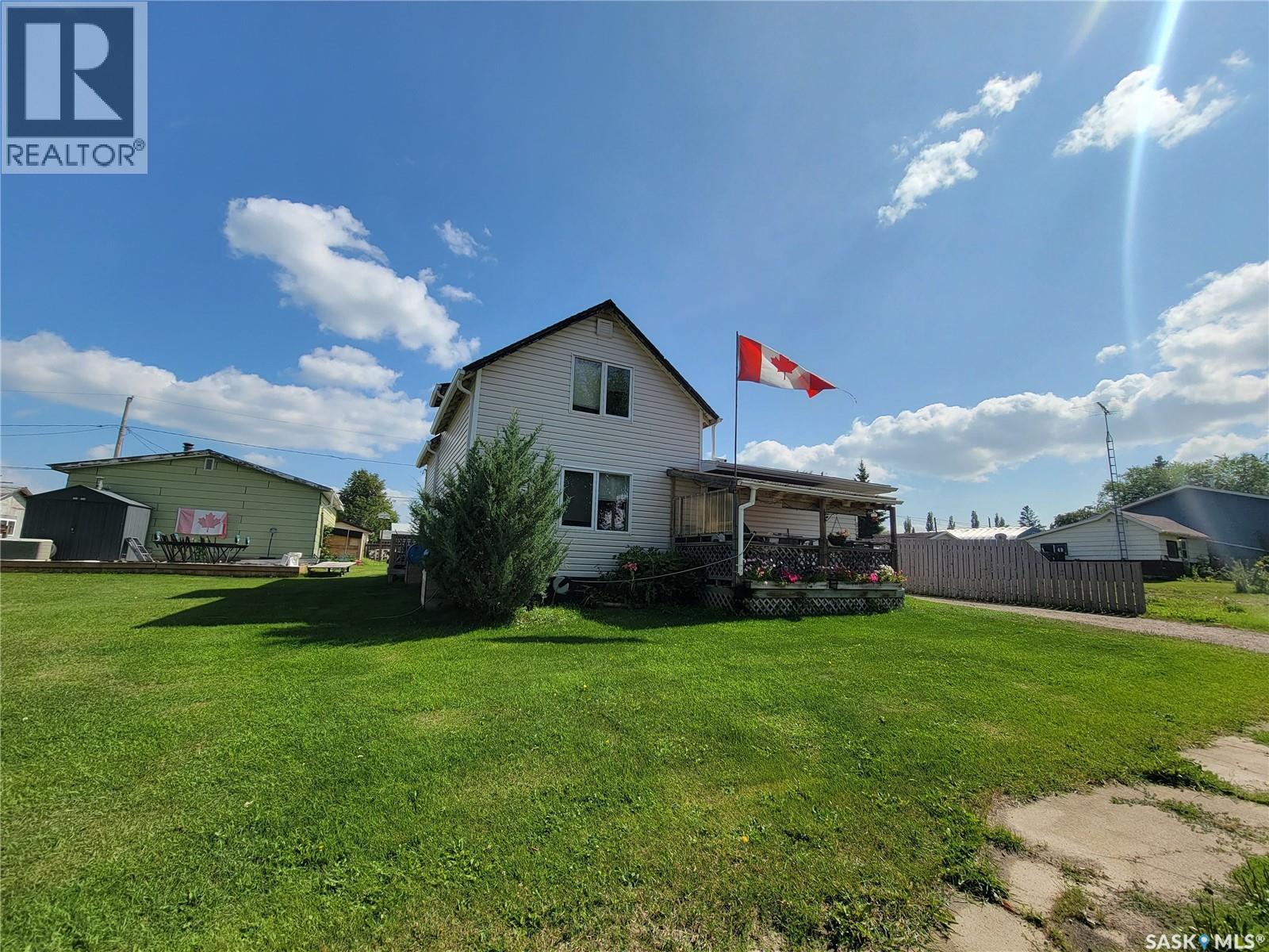118 2nd Street W Property Photo 1