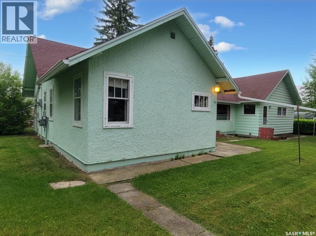 106 Railway Avenue E Property Photo 1
