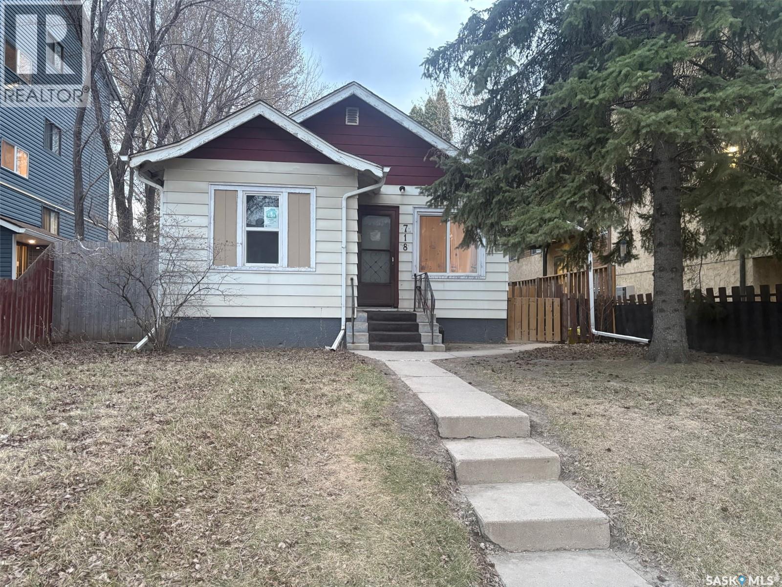 718 8th STREET E Property Photo 1