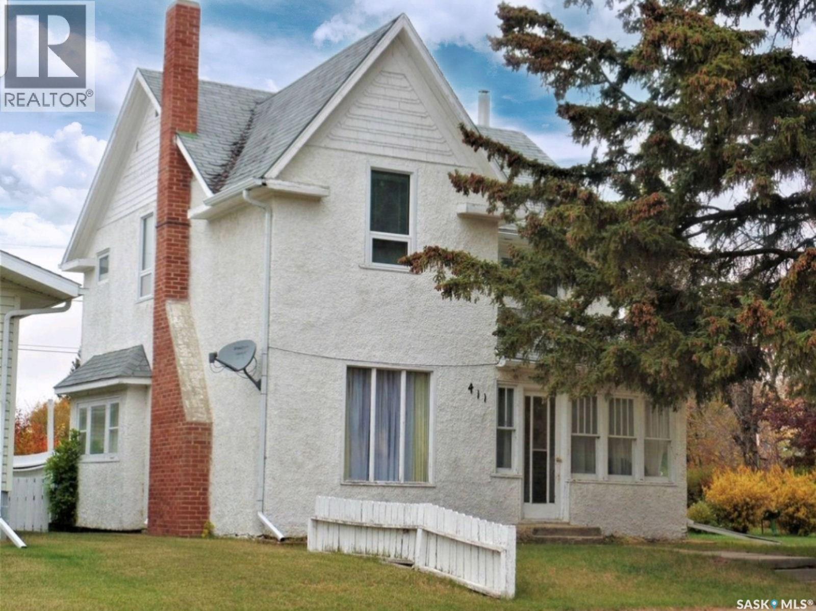 411 1st Street W Property Photo 1