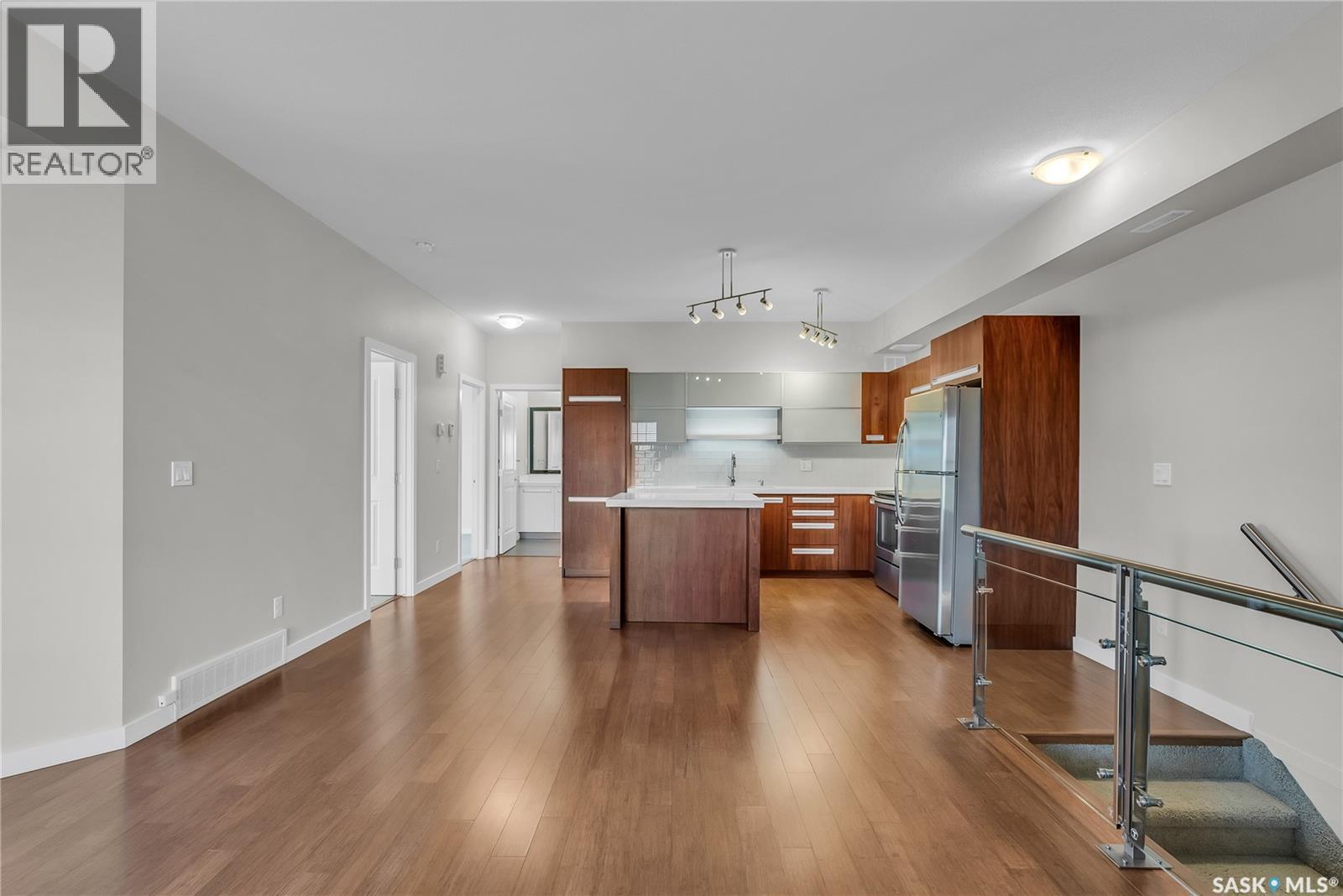1704 1015 Patrick Crescent Property Photo 1