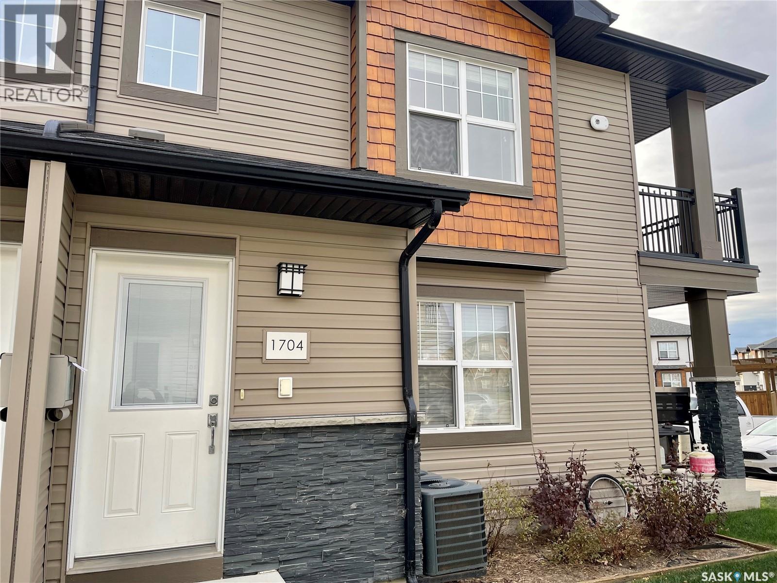 1704 1015 Patrick Crescent Property Photo 3