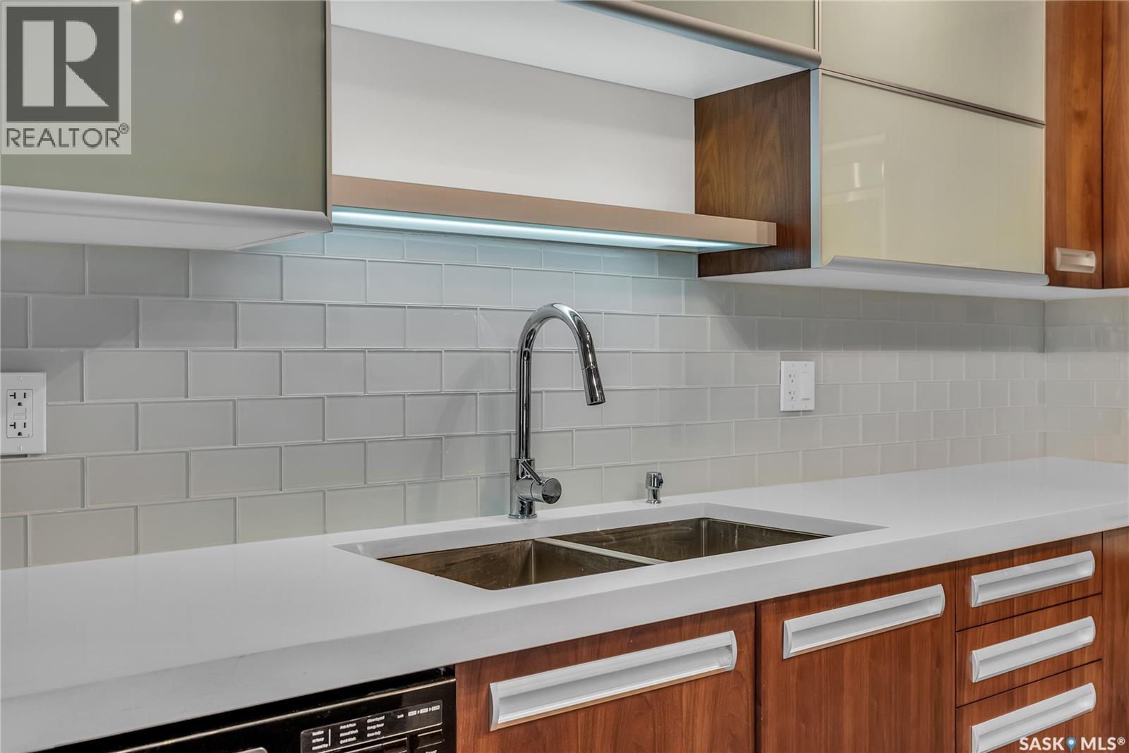1704 1015 Patrick Crescent Property Photo 12