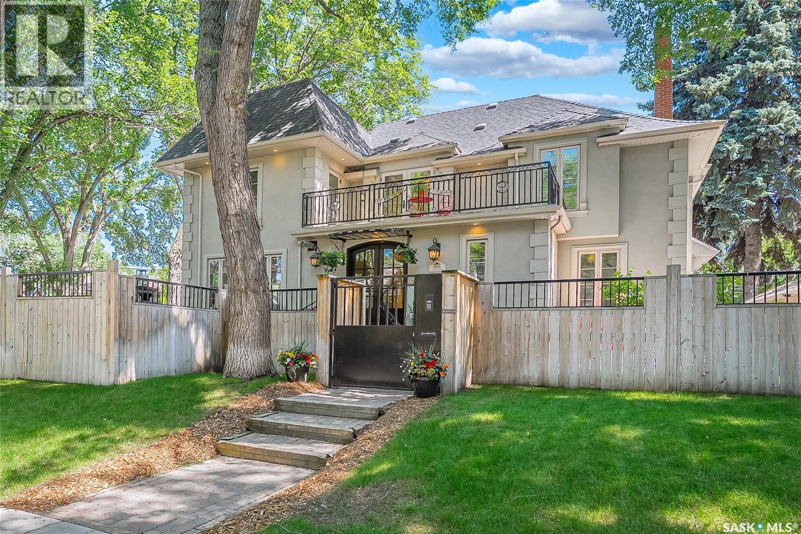 100 Poplar CRESCENT Property Photo 1