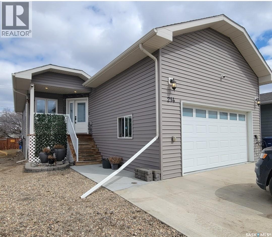 214 1st Avenue W Property Photo 1