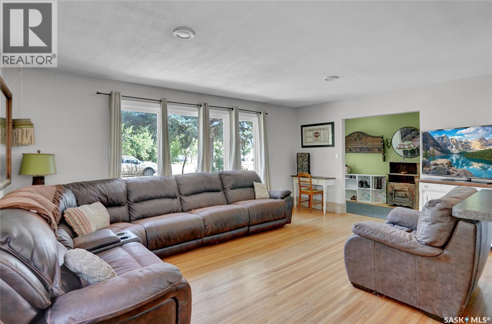 520 3rd Avenue E Property Photo 9