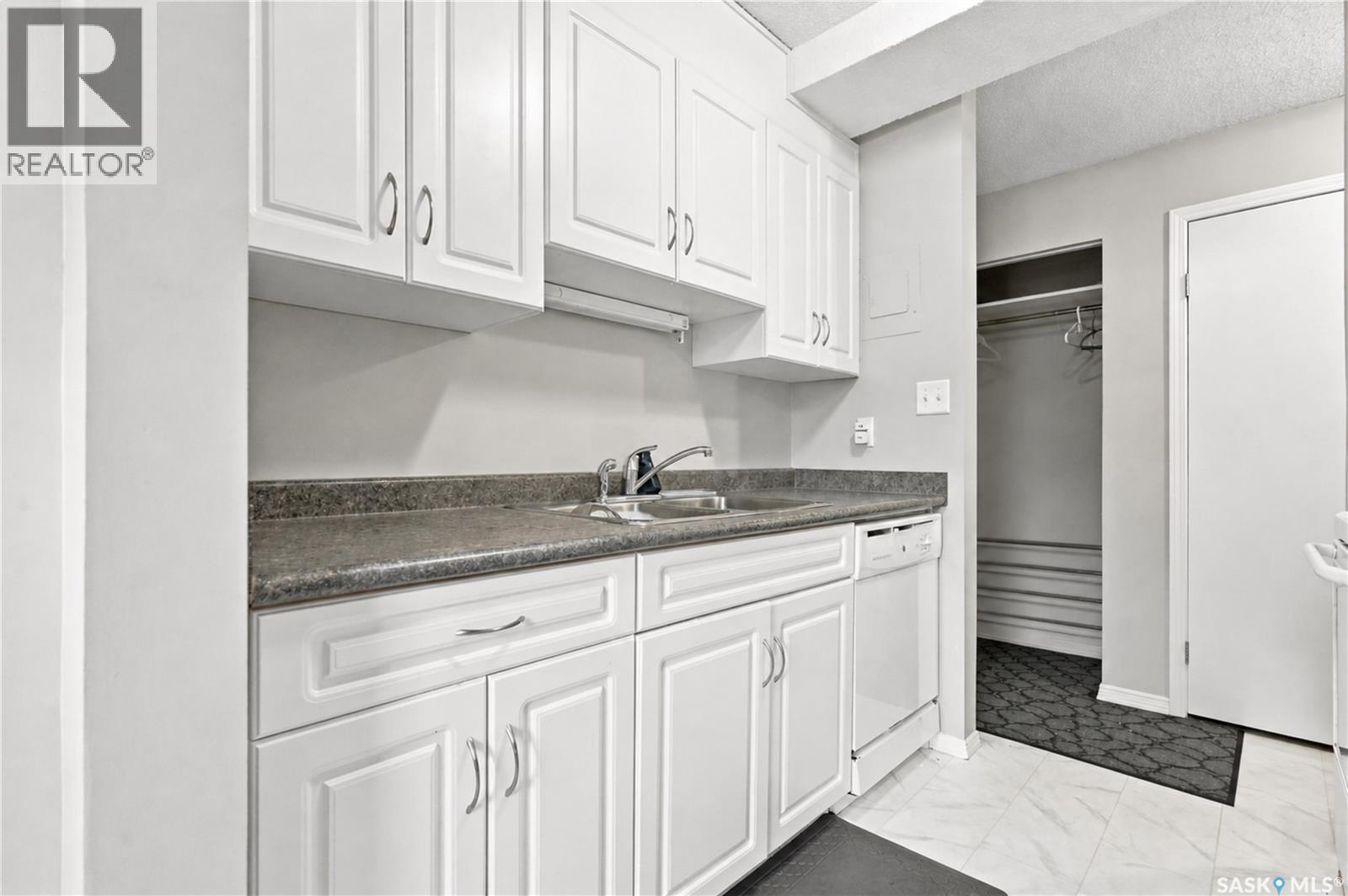 2 111 St Lawrence Crescent Property Photo 5