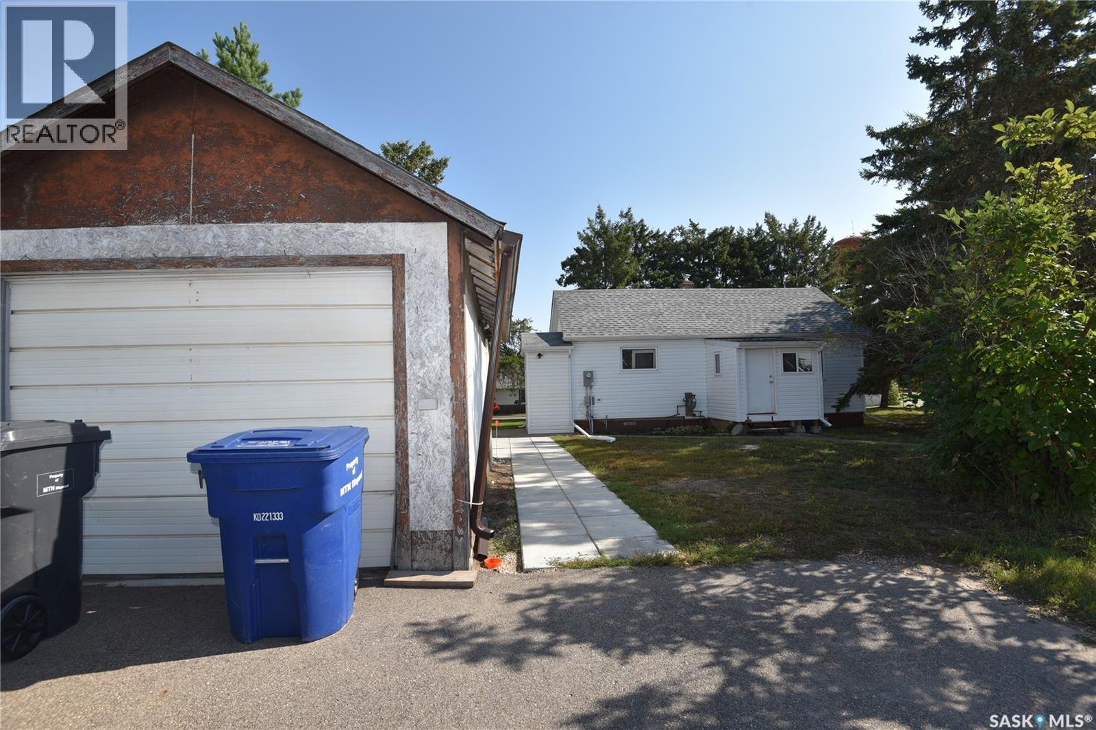 220 5th Street W Property Photo 3