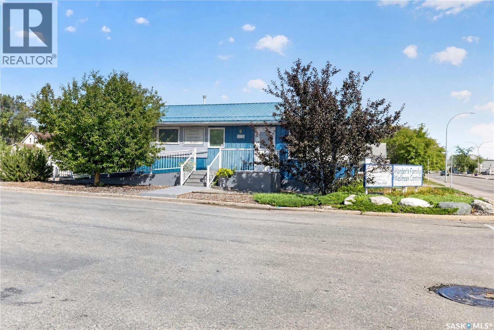 1226 22nd Street W Property Photo 2