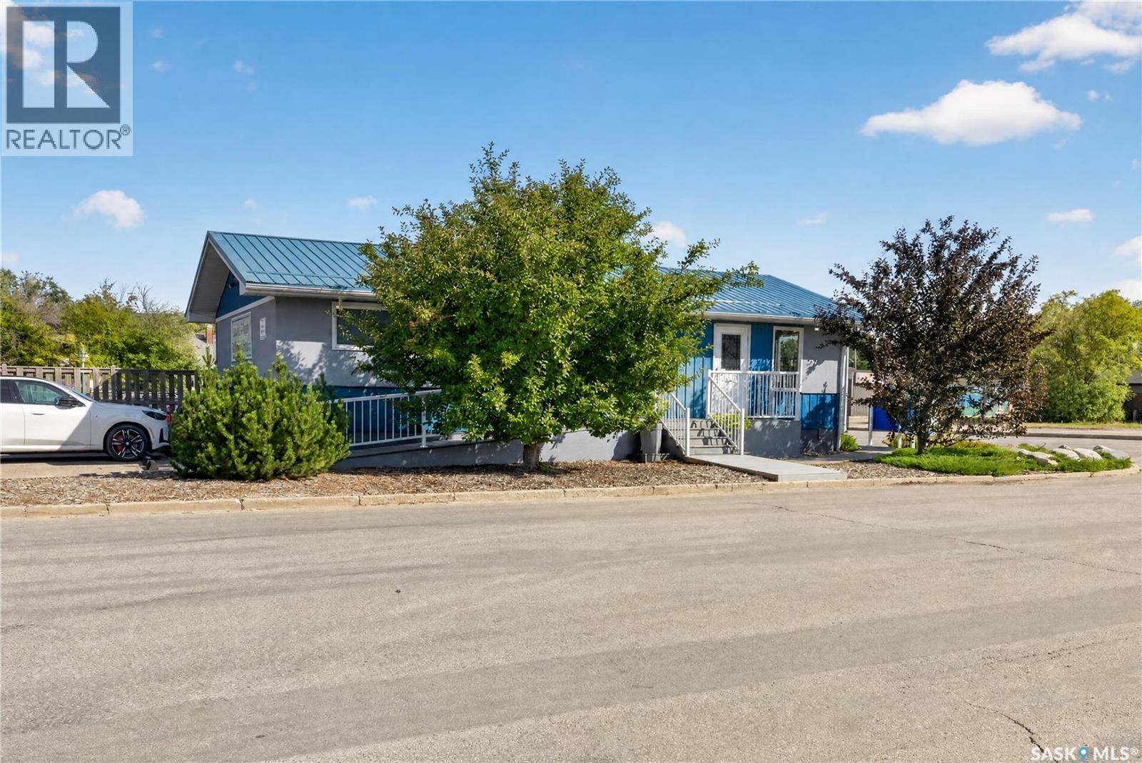 1226 22nd Street W Property Photo 3