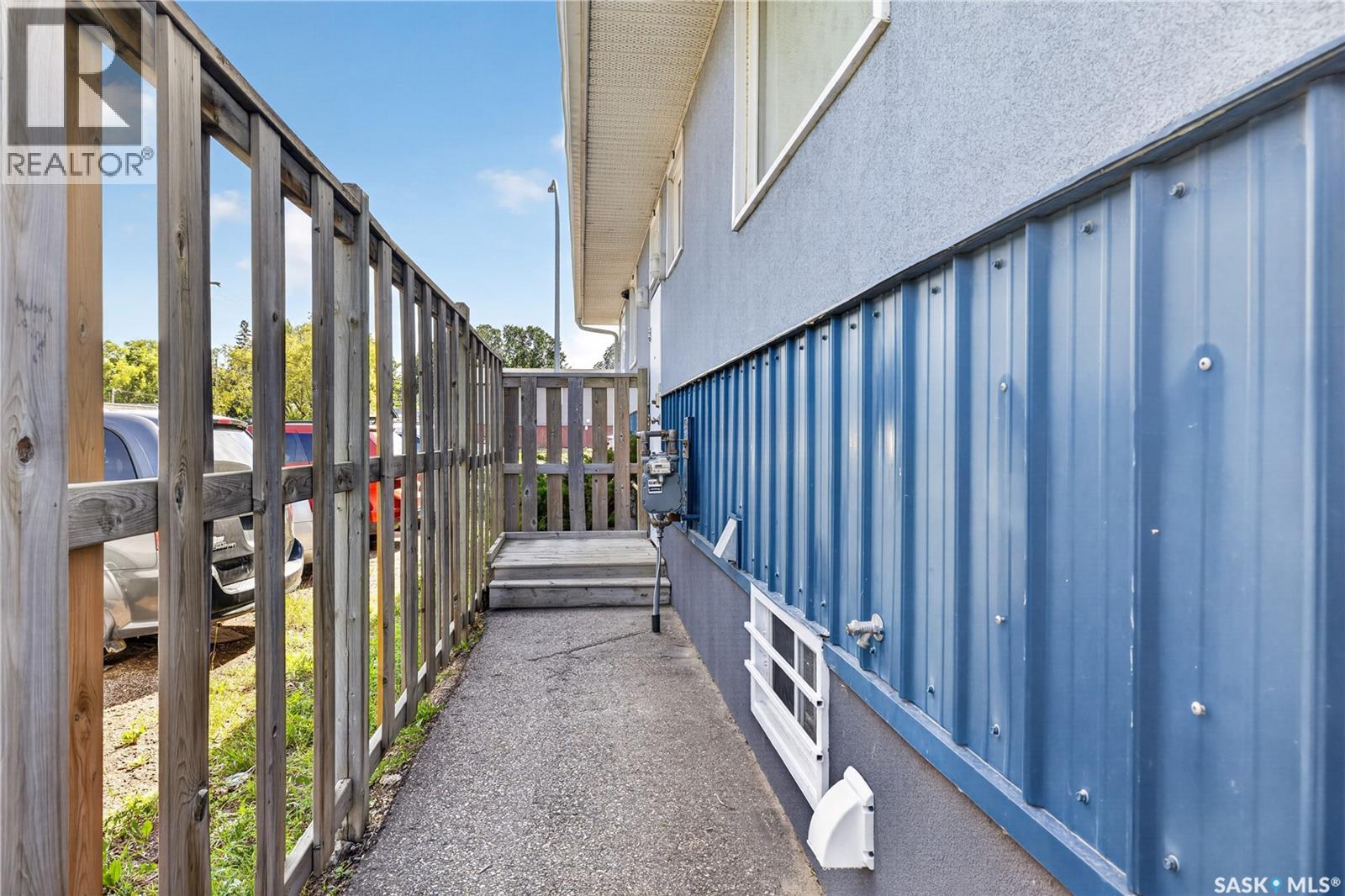 1226 22nd Street W Property Photo 7