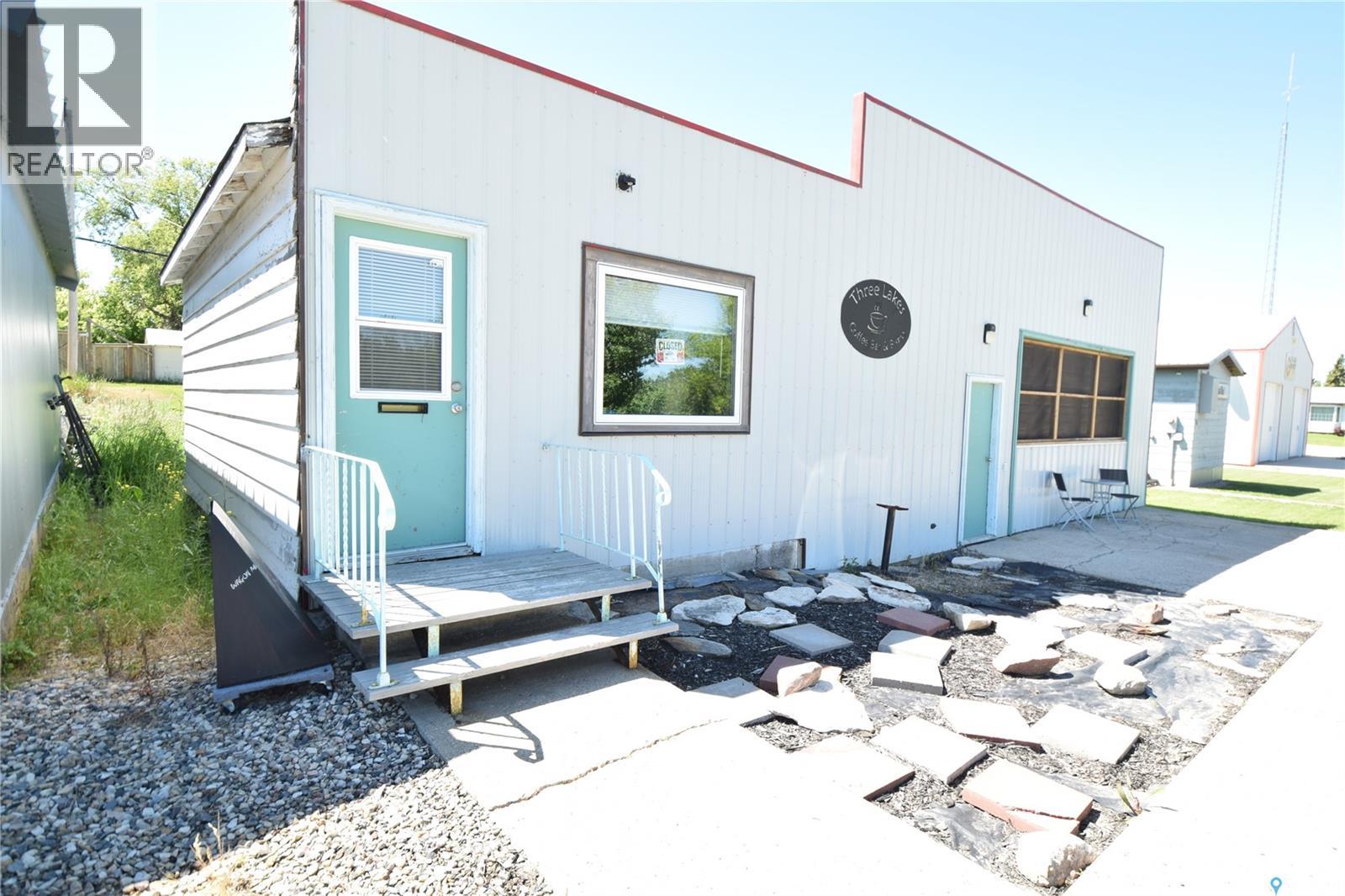 111 Railway Avenue N Property Photo 1