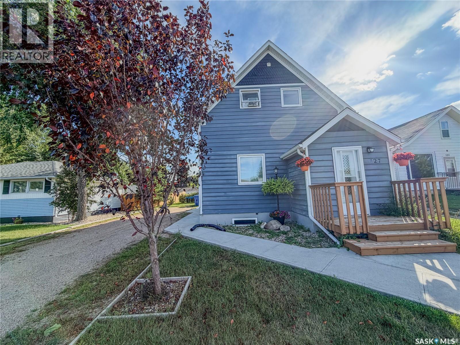 127 10th AVENUE W Property Photo 1