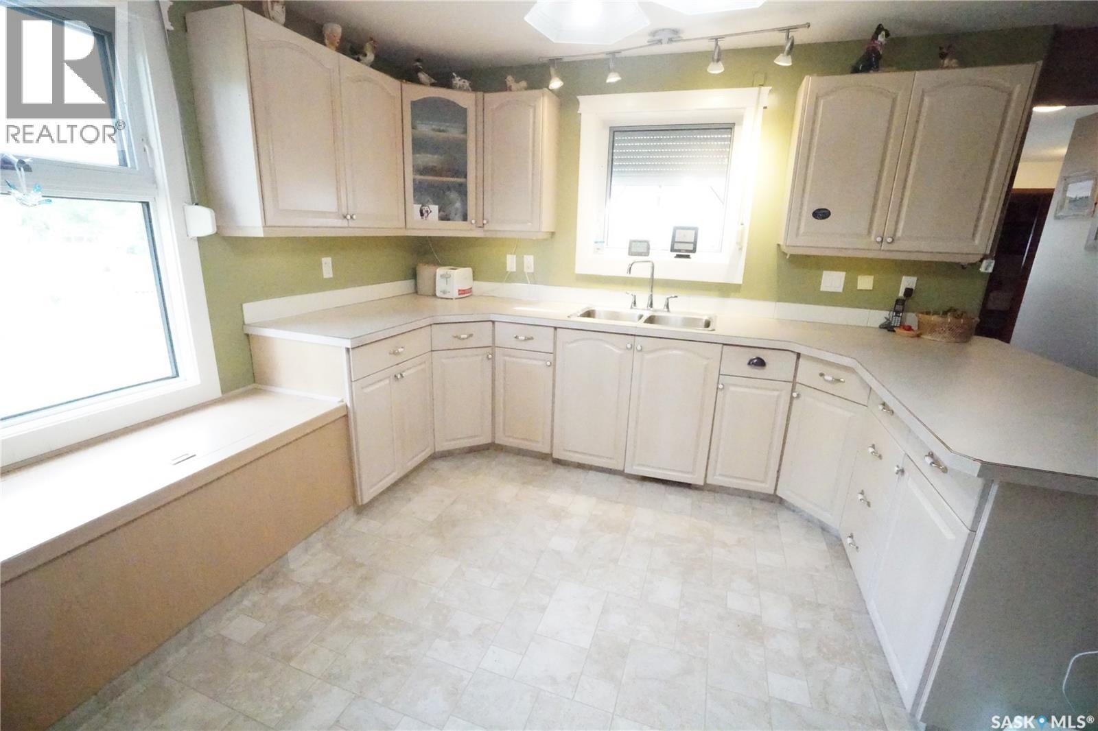 406 2nd Avenue W Property Photo 8
