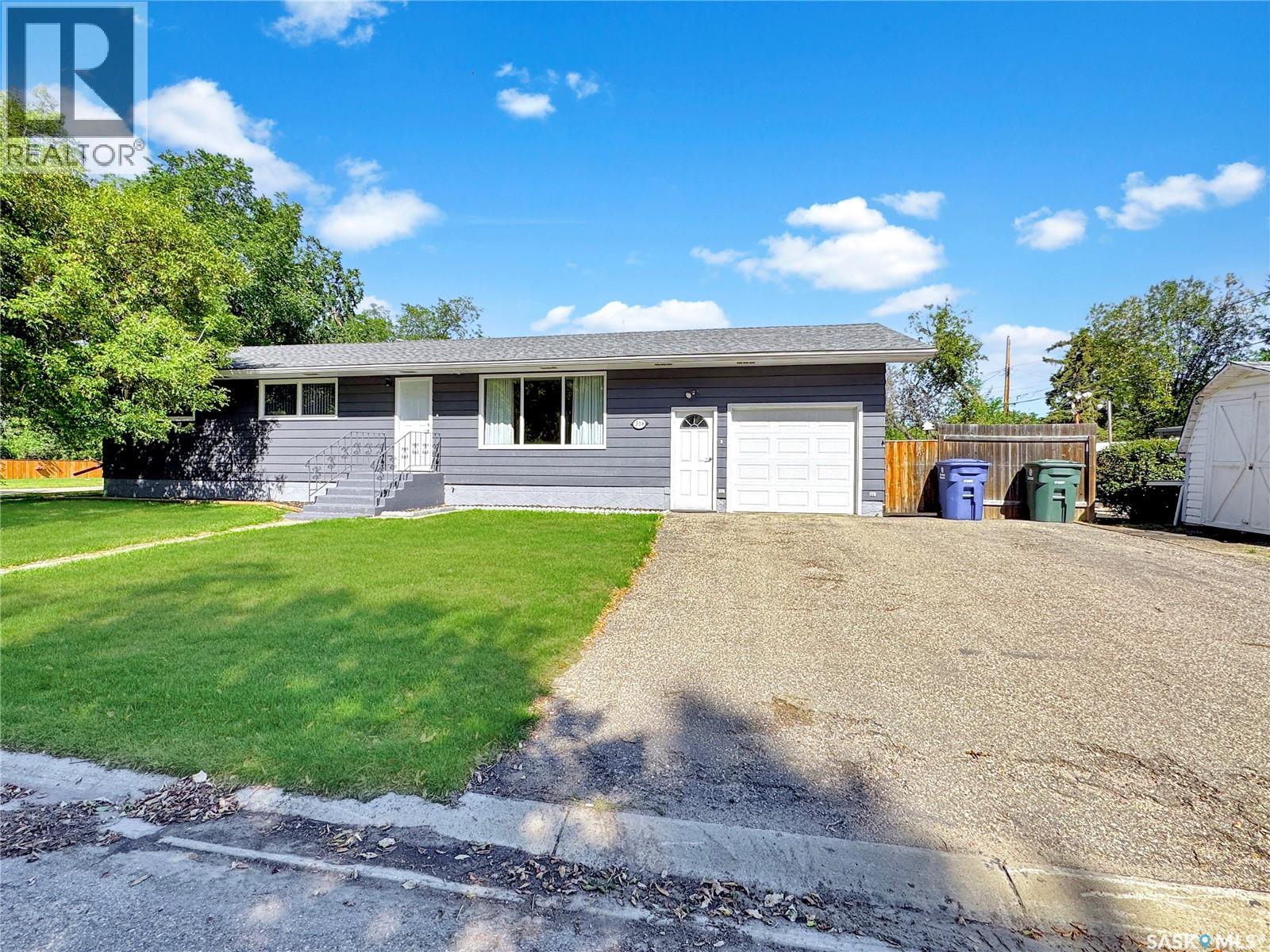 316 2 Street E Property Photo 1