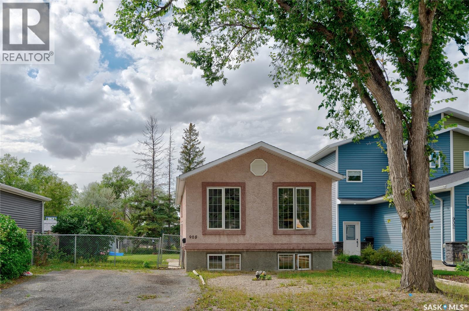 908 Connaught Street Property Photo 1