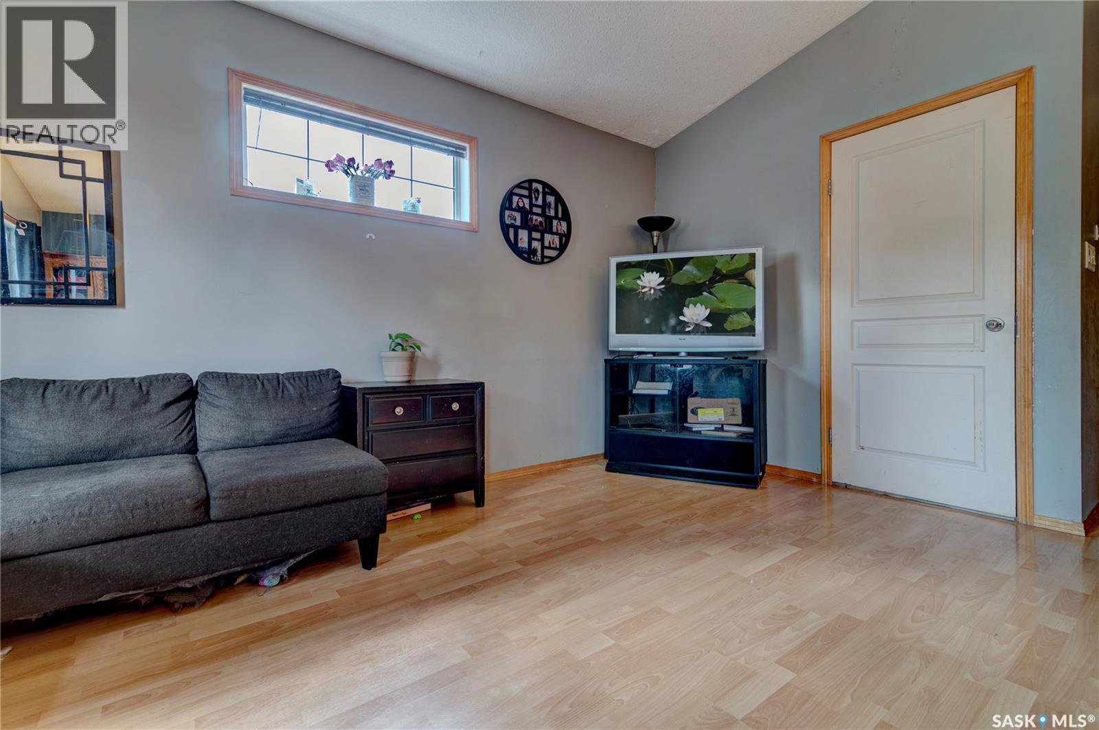 908 Connaught Street Property Photo 3