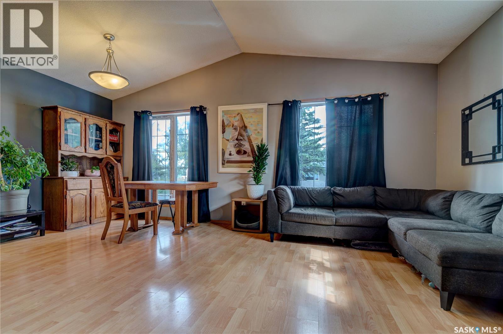 908 Connaught Street Property Photo 4