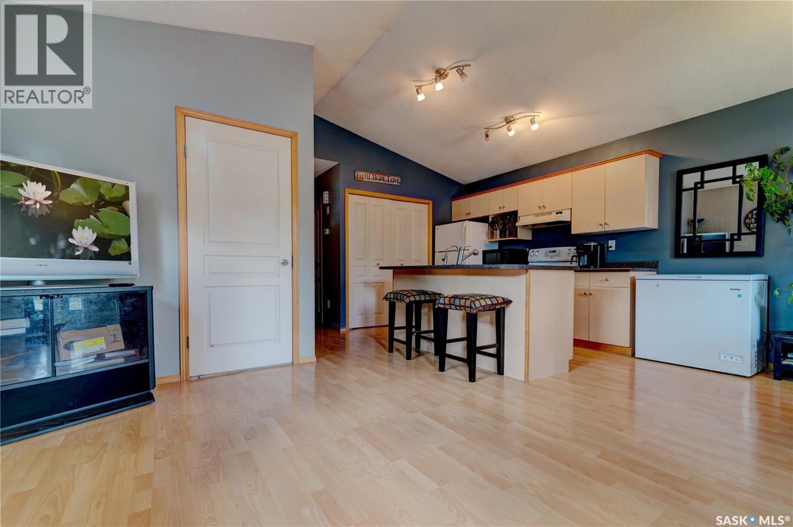 908 Connaught Street Property Photo 5