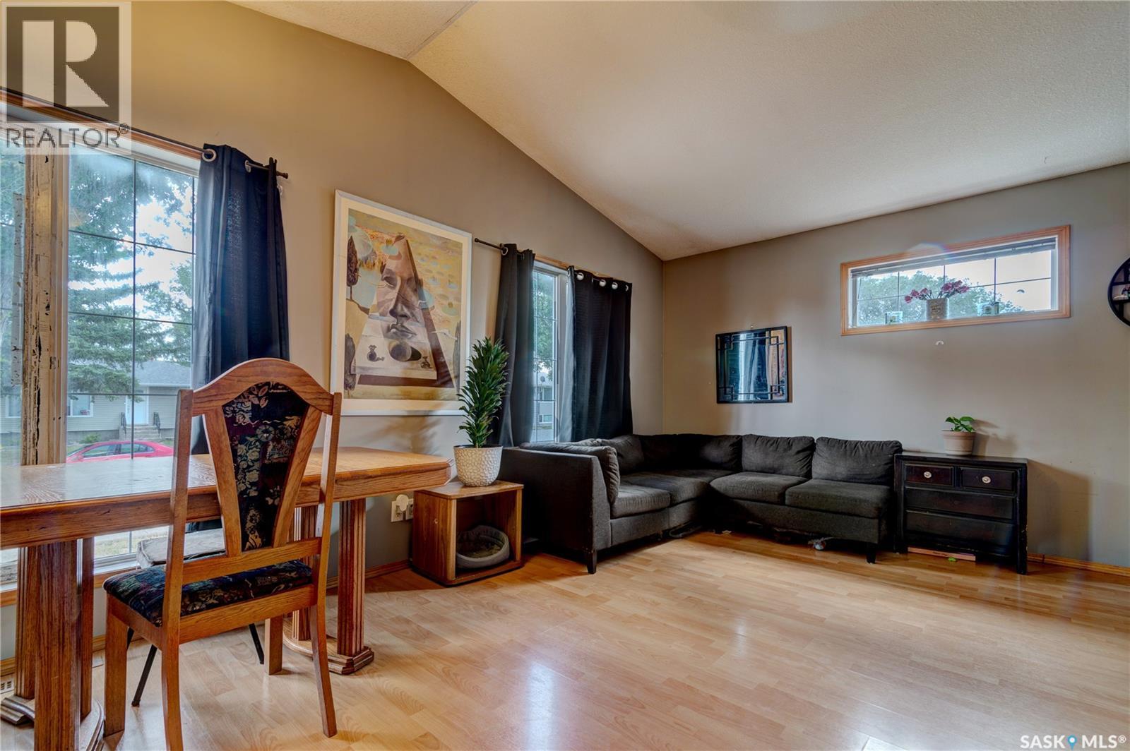 908 Connaught Street Property Photo 7