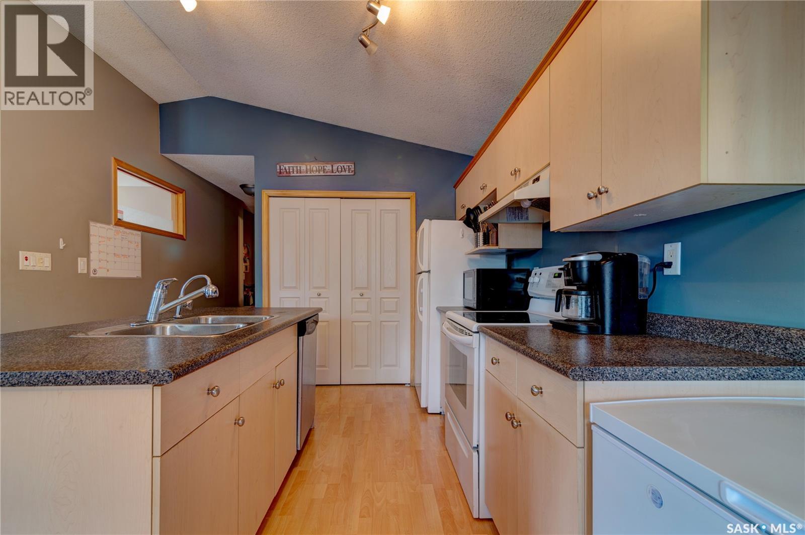 908 Connaught Street Property Photo 8